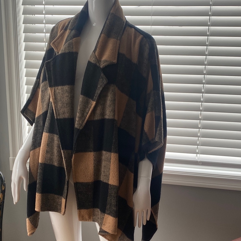 Vince Camuto Black & Camel Plaid Open Front Poncho
